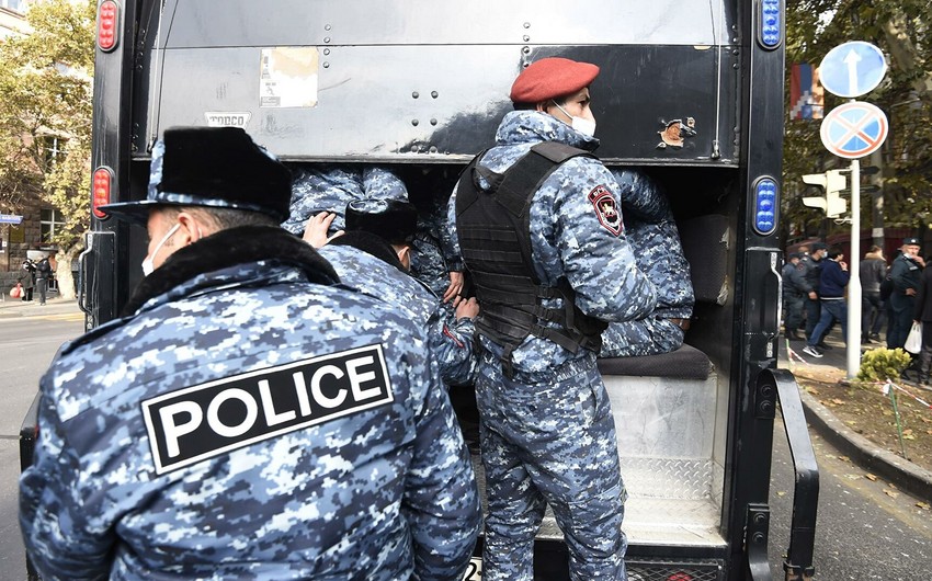 İrəvanda aksiyaçılar Müdafiə Nazirliyinə gedən yolu bağladı