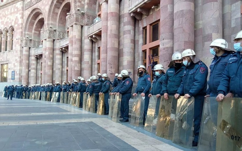 Ermənistanda gərginlik – Polis Hökumət binasını mühasirəyə aldı