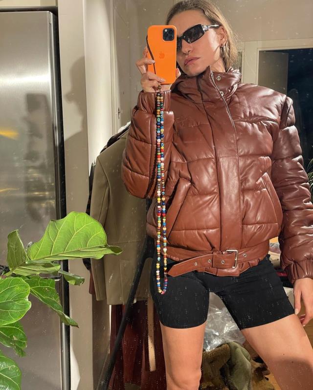 Serenay Sarıkaya 16 minlik gödəkçəsi ilə gülünc hala düşdü – FOTO