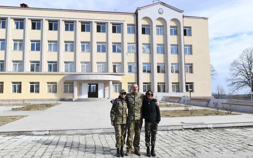 Prezident İlham Əliyev Şuşa icra hakimiyyətinin binası ilə tanış oldu