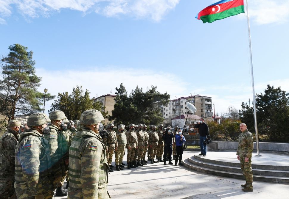 İlham Əliyev Şuşada Azərbaycan bayrağını yüksəltdi - FOTOLAR