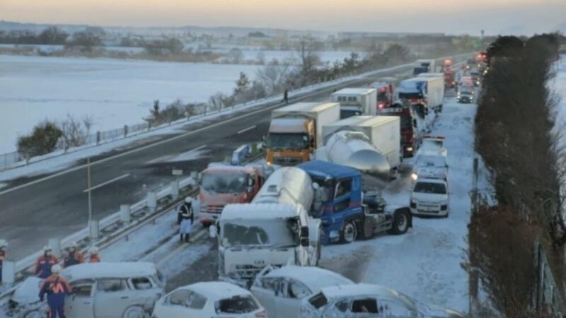 Yollar buz bağladı, 130 avtomobil bir-birinə çırpıldı