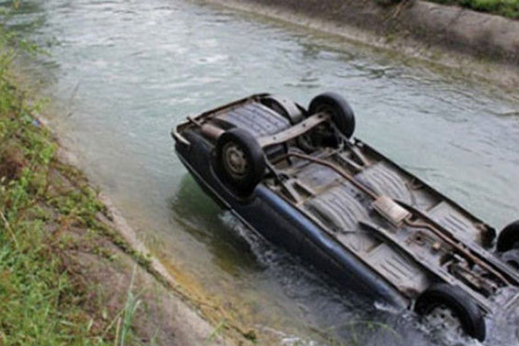 Sabirabadda avtomobil kanala aşdı, sürücü öldü