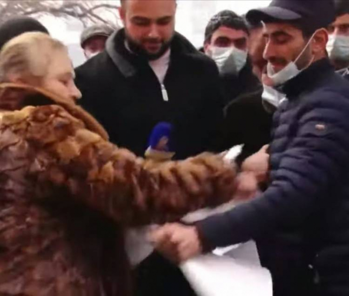 Paşinyana Şuşa barədə sual verən jurnalist hücuma məruz qaldı - FOTO