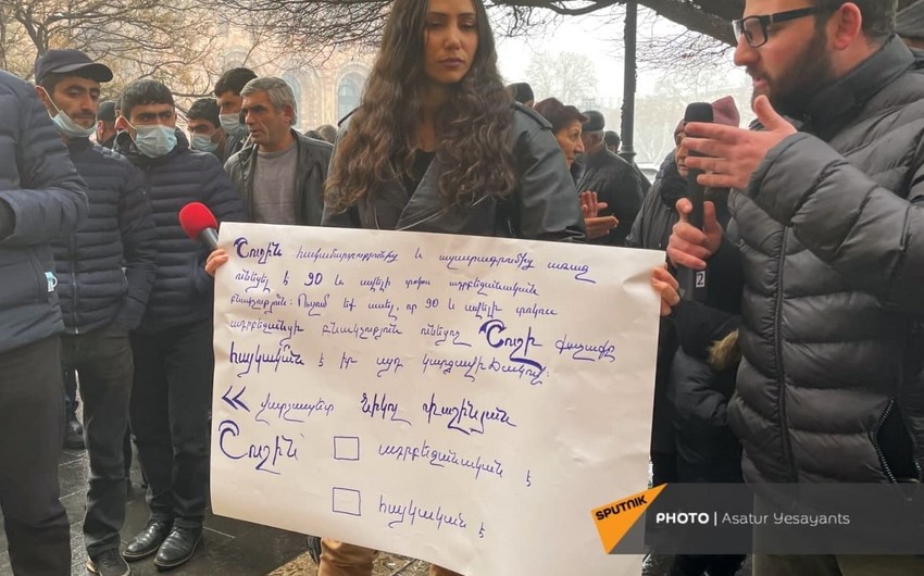 Nikol Paşinyanın tərəfdarları qadın jurnalistə hücum çəkdi - FOTO