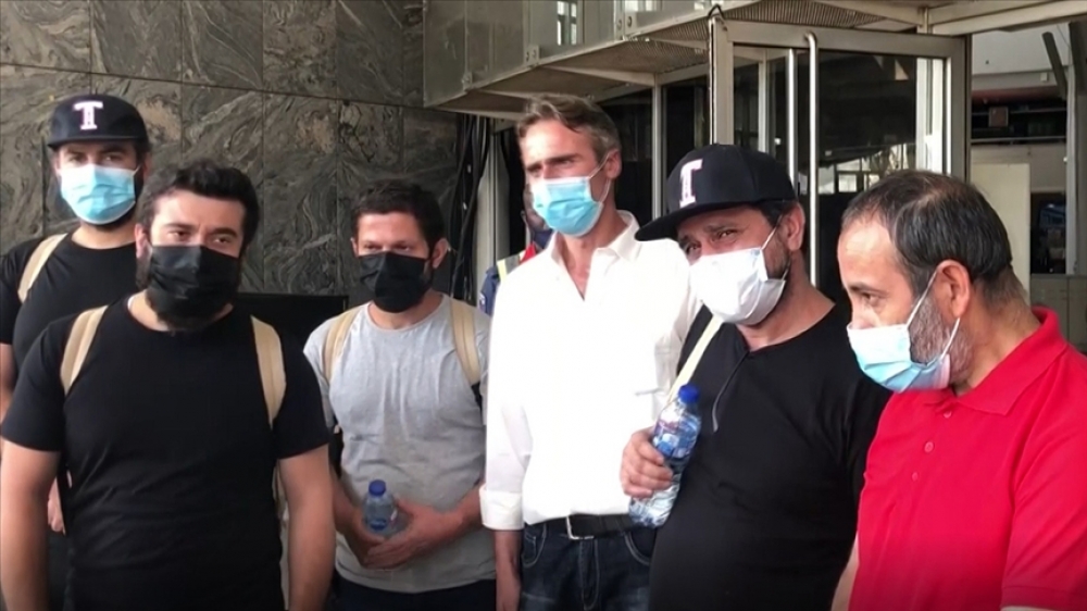 Girovluqdan azad olunan gəmi heyəti səfirliyə gətirildi