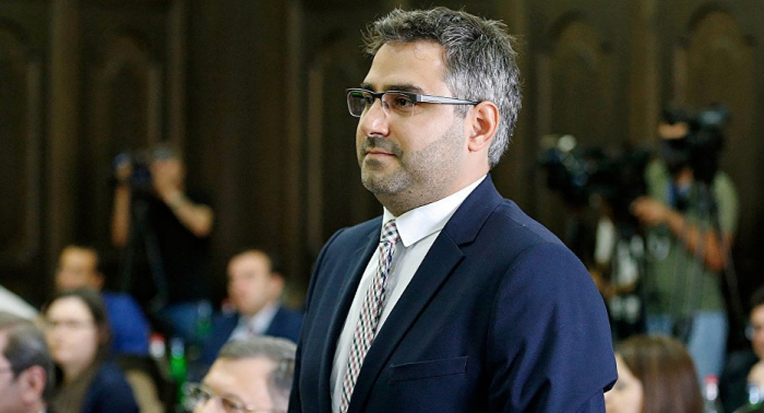 Ermənistanda sabiq məmurla polis arasında dava düşdü