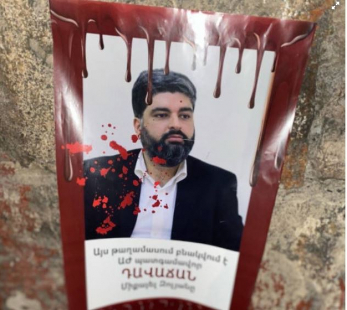 Erməni deputatların şəkilləri zibil qablarına vuruldu - FOTO