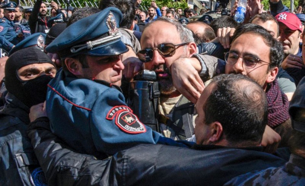 “İnsanlar binaları zəbt etməyi düşünürlərsə, atəş aça bilərik” – Koçaryan erməniləri hədələdi