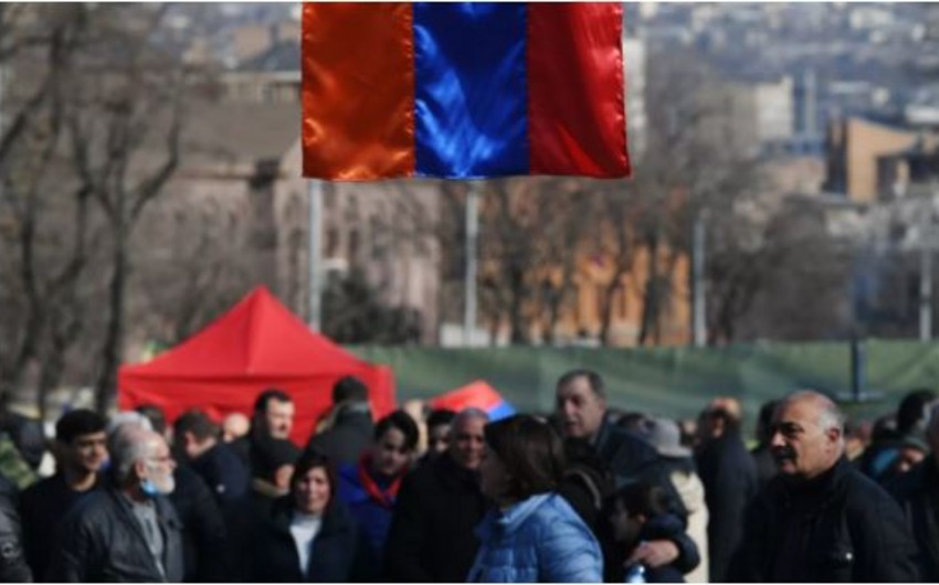 Yerevanda müxalifət yenidən parlamentin qarşısına qayıtdı