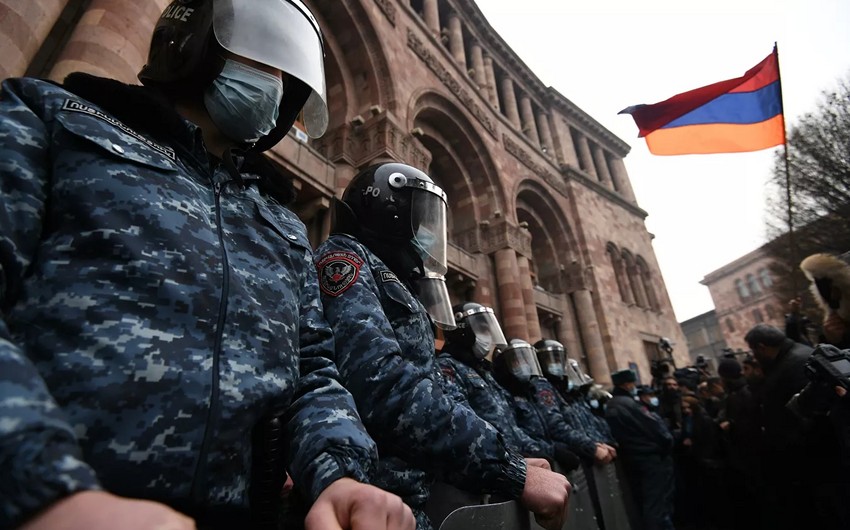 Ermənistanda etirazçılar hökumət binasına basqın etdi - VİDEO
