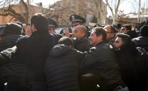 Ermənistan müxalifəti hərbi vəziyyət rejiminin ləğvini tələb edir