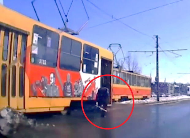 Sürücüsüz hərəkət edən tramvay qorxulu anlar yaşatdı - VİDEO