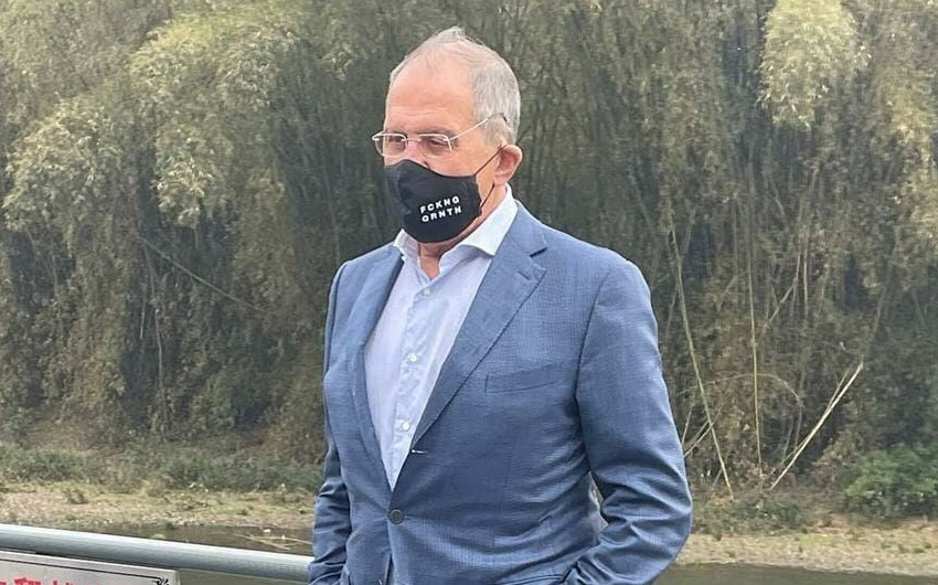 Lavrovun qeyri-adi maskası: Görün üzərində nə yazılıb - FOTO