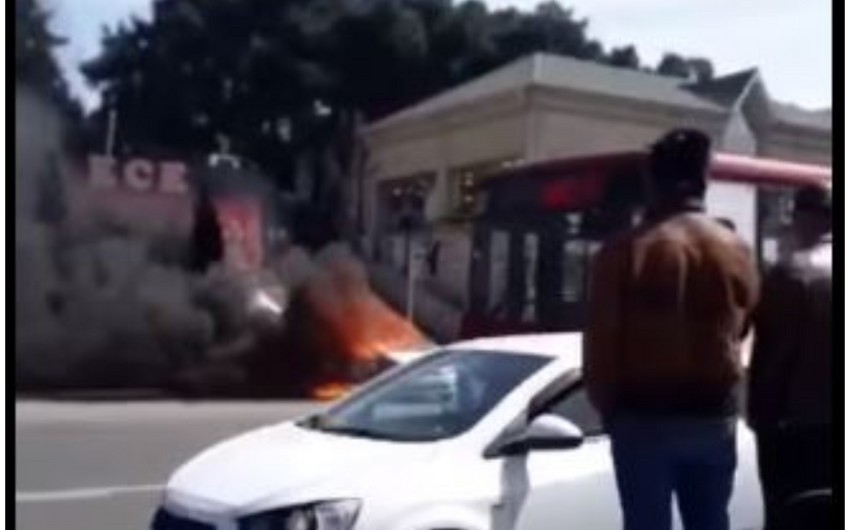 Bakıda avtomobil yandı - VİDEO/YENİLƏNİB