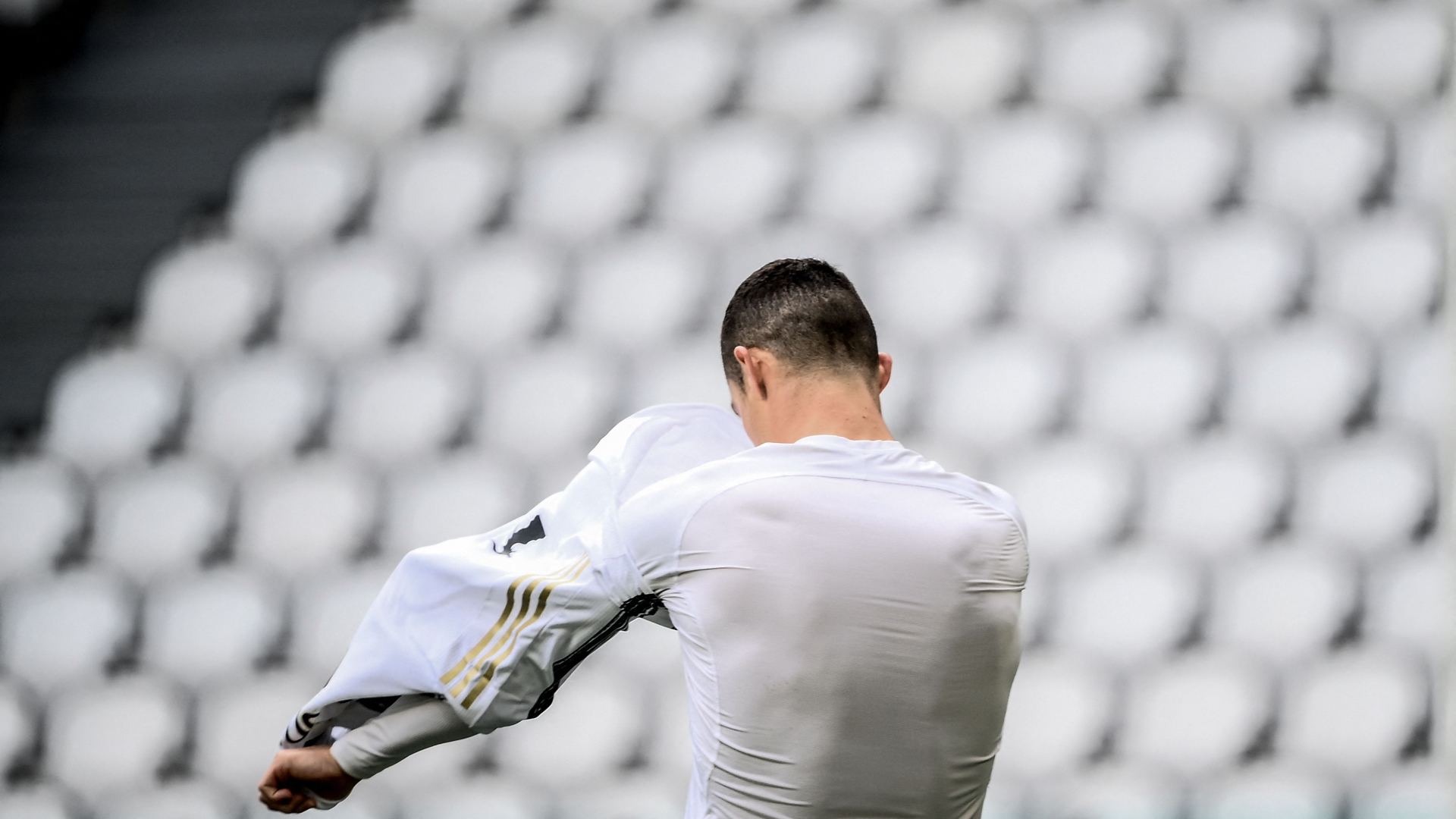 Topdaşıyan uşaq xahiş etdi, Ronaldo formasını yerə atdı - VİDEO