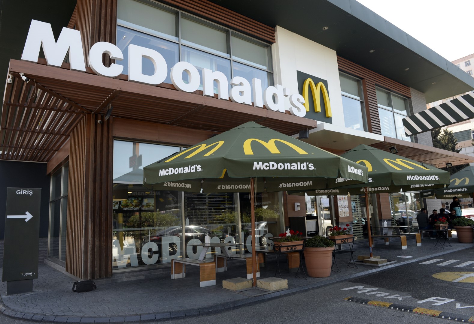 “McDonald’s Azerbaijan” şirkətinin əməkdaşlarının koronavirus infeksiyasına qarşı könüllü peyvəndlənməsinə başlanılıb – FOTO/VİDEO