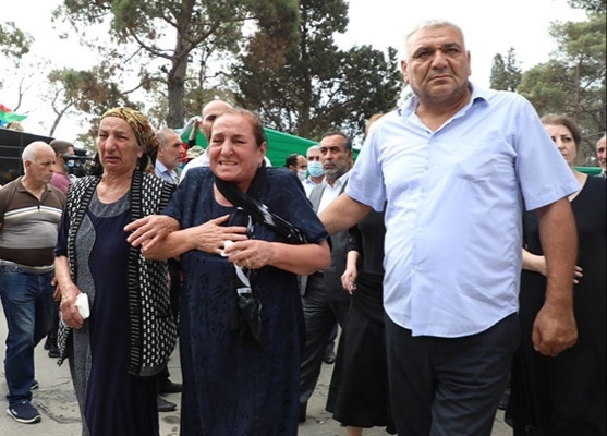“İranın verdiyi mükafat bizə lazım deyil” – Polad Həşimovun anası medalı qaytardı