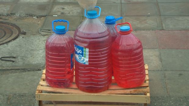 Plastik qabdakı “bomba”: Vətəndaş benzini həyətində satır - VİDEO