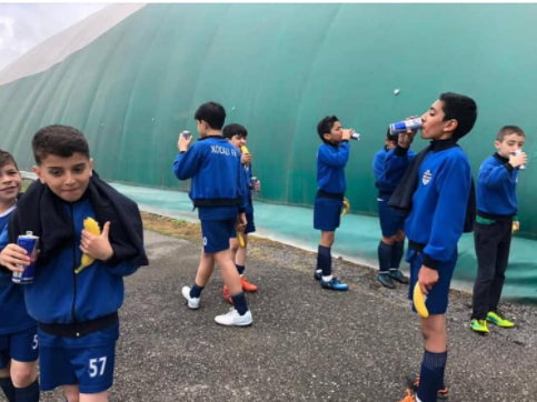 Azərbaycanda futbol klubu azyaşlı futbolçulara enerji içkisi payladı – QALMAQALLI FOTO