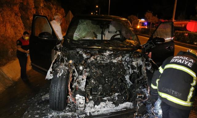 Sabiq deputatın avtomobili yanıb kül oldu: Canını güclə qurtardı - FOTO