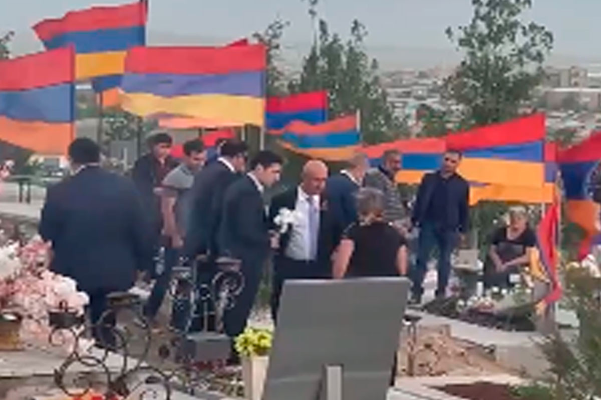 Əsgər valideynləri Robert Koçaryanı qəbiristanlıqdan qovdular - VİDEO
