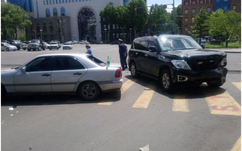 Paşinyanı müşayiət edən avtomobil qəza törətdi: Xəsarət alanlar var