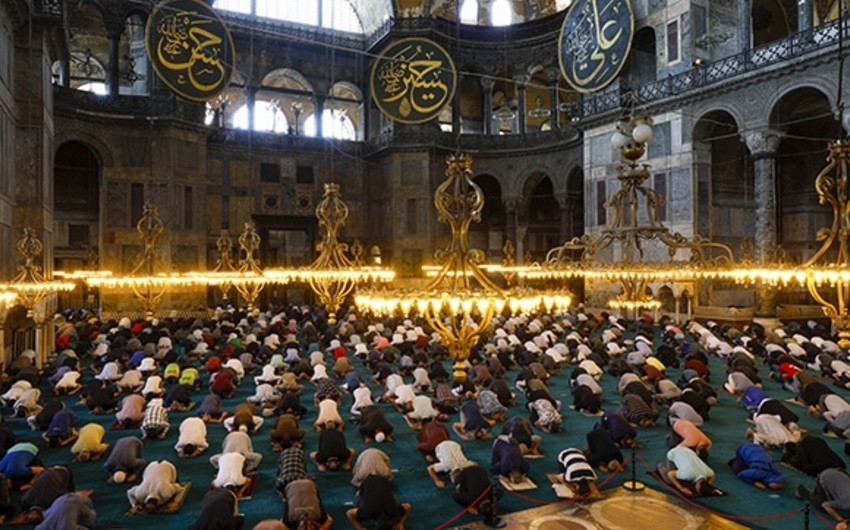 Ayasofyada 87 il sonra ilk bayram namazı qılındı