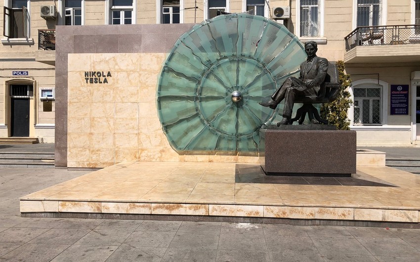 Bakıda 27 yaşlı oğlan özünü heykəldən asaraq İNTİHAR ETDİ