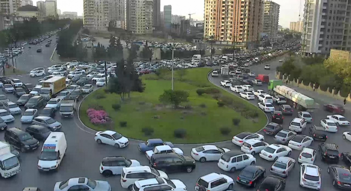 Bakıda yenə tıxac var - Avtobuslar gecikir