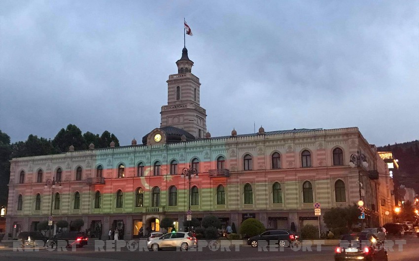 Tbilisi teleqülləsi Azərbaycan bayrağının rəngləri ilə işıqlandırıldı