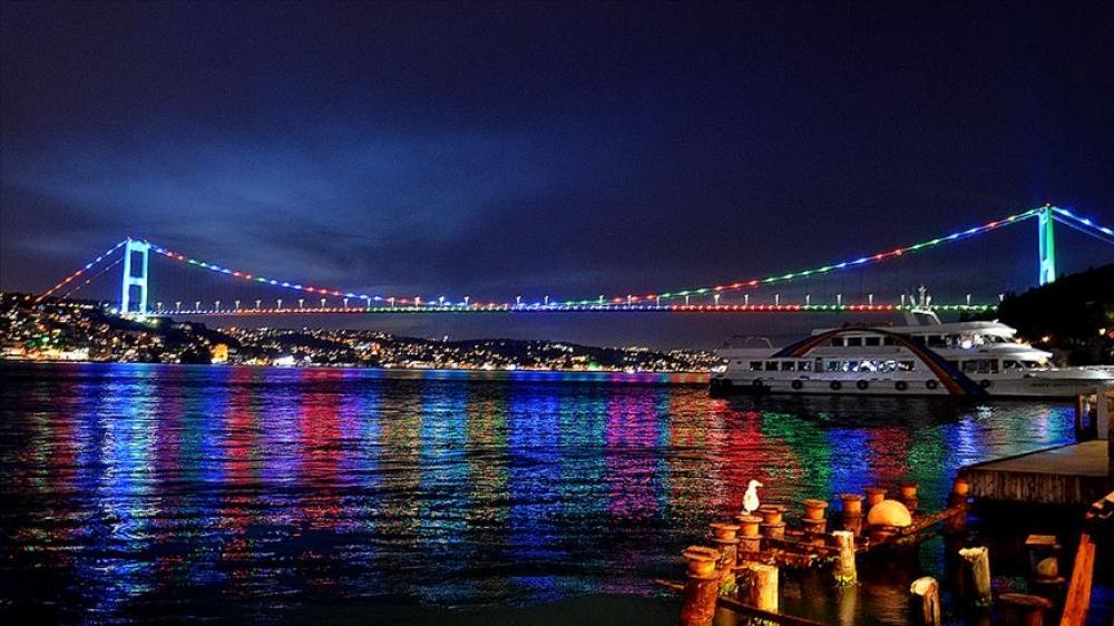 İstanbul körpüləri bayrağımızın rəngləri ilə işıqlandırıldı