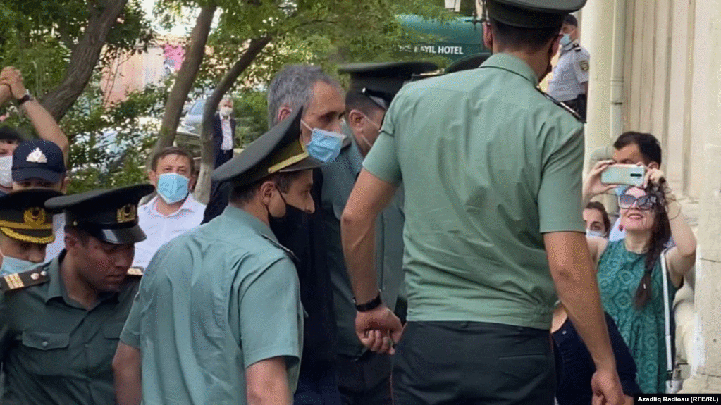 Nərminin atası ona pul təklif olunduğunu bildirir