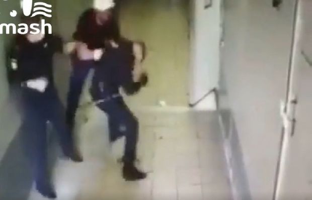 Polis idarəsində saxlanılan şəxs hüquq-mühafizə orqanlarının əməkdaşlarına hücum etdi - VİDEO
