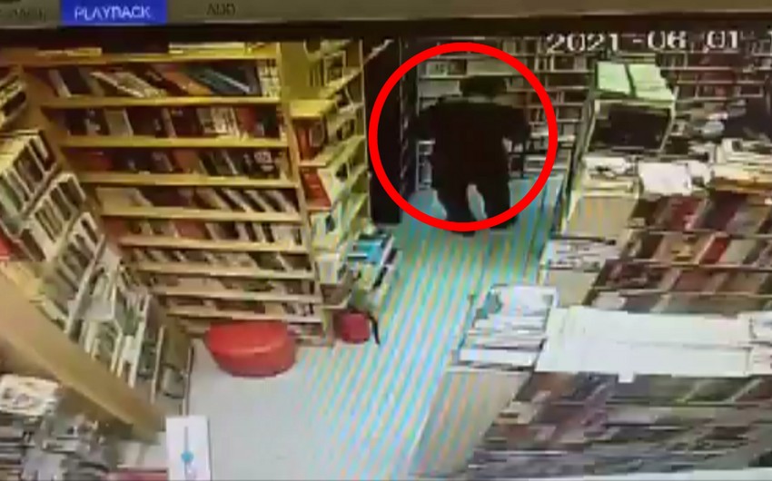 Bakıda iki kitab oğurlayan şəxslər saxlanıldı - VİDEO