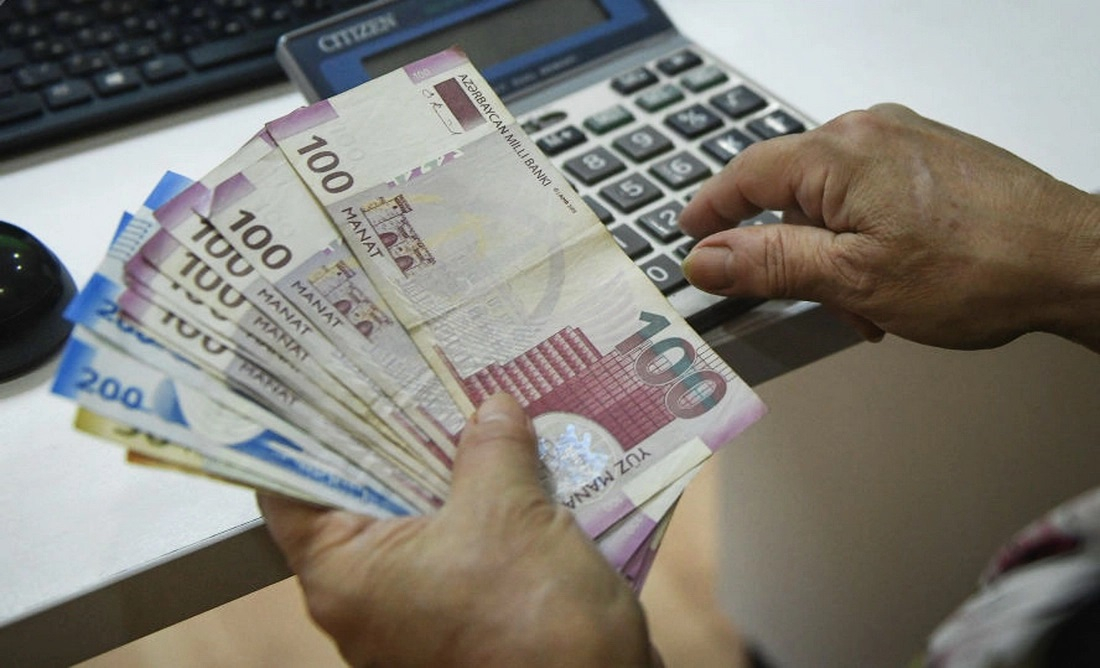 Büdcə gəlirləri 9,735 milyard manatı ötdü
