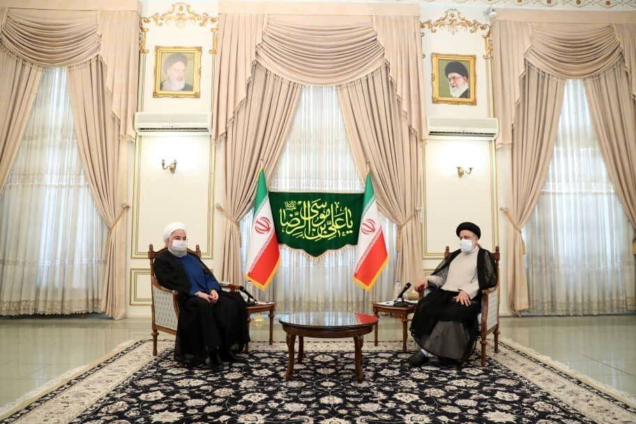Ruhani yeni seçilən İran prezidentini təbrik etdi
