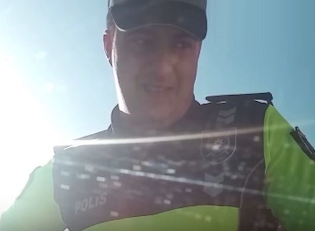 Nazir rüşvət aldığı iddia edilən polisi CƏZALANDIRDI