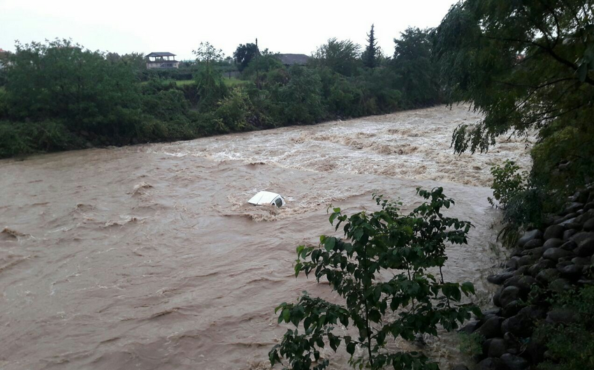 Şəmkirdə sel avtomobili apardı, 3 nəfər yaralandı