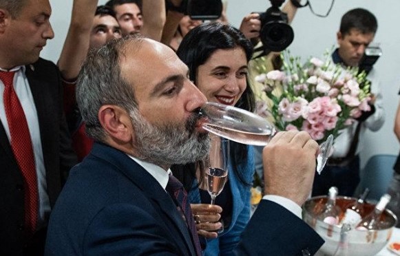“Makron Paşinyanın badə dostudur, Putin isə içki həvəskarı deyil” – İlginc açıqlama