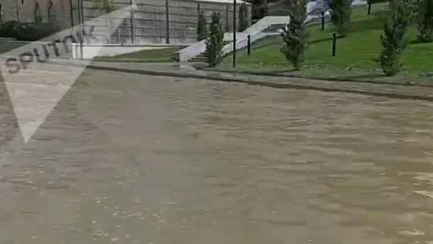 Bakıda “Ukrayna dairəsi”ni su basdı - VİDEO