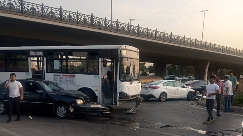 Bakıda zəncirvari qəza: Marşrut avtobusu və 6 avtomobil toqquşdu - FOTOLAR