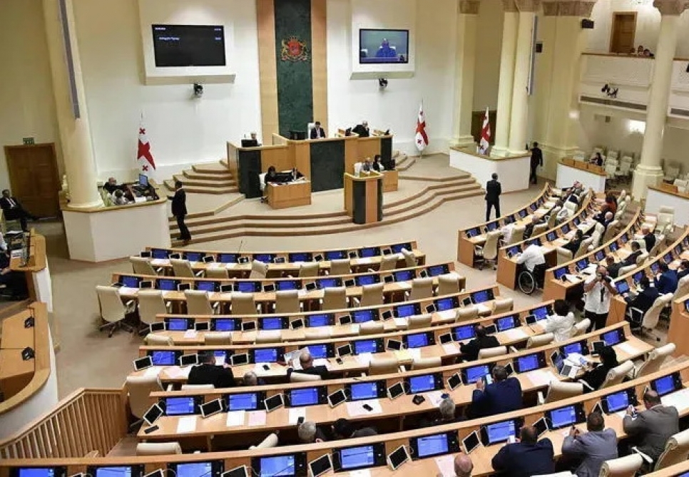 Gürcüstan parlamentinə basqın - Deputatlar arasında dava düşdü