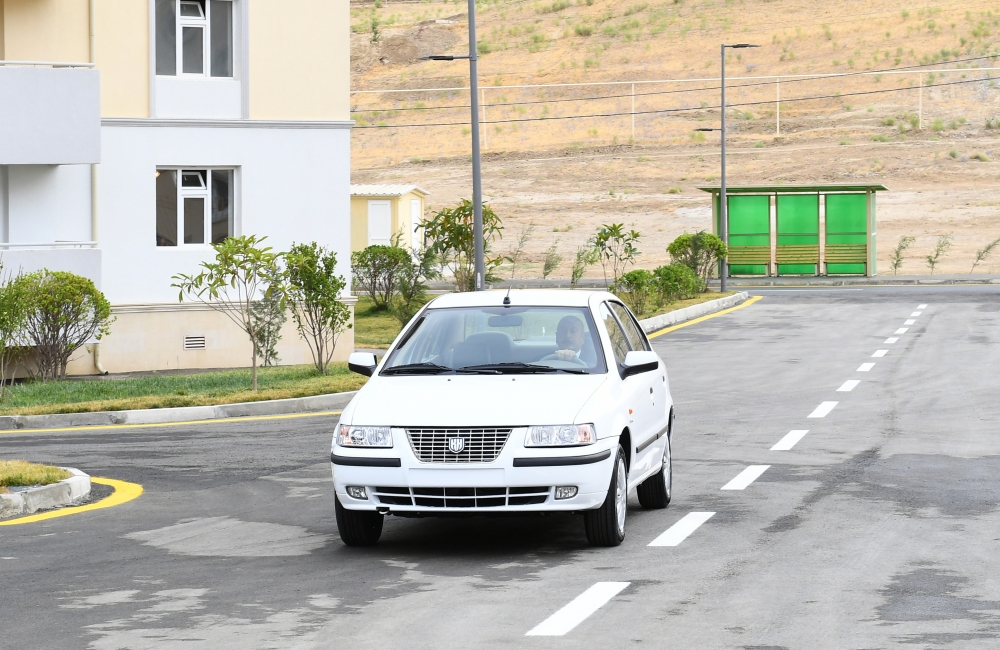 İlham Əliyev əlillərə təqdim olunan avtomobili sürdü - FOTOLAR