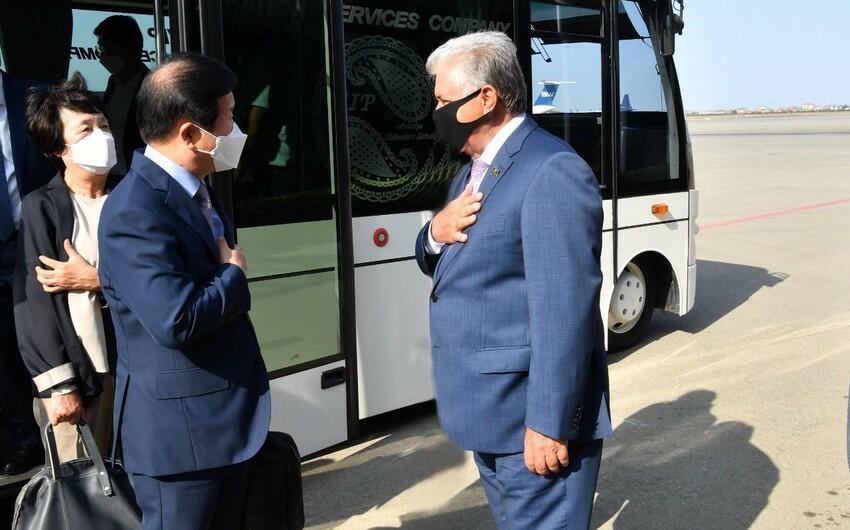 Koreya rəsmisi Azərbaycana gəldi