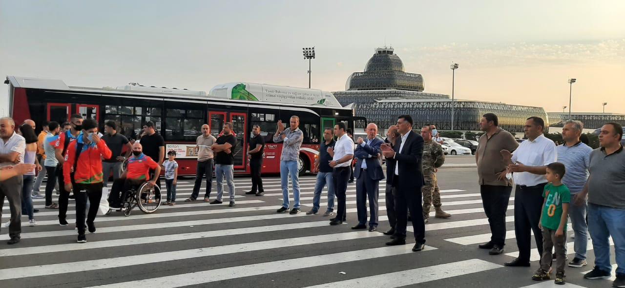 Paralimpiyaçılar Tokioya yola düşdü - FOTO