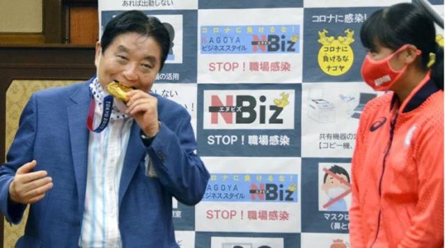 Olimpiya medalını dişləyən bələdiyyə başçısı koronavirusa yoluxdu