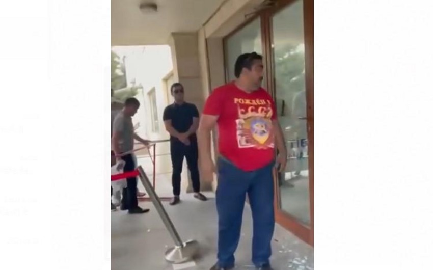 Bakıda poliklinikanın şüşəsinin sındıran şəxsə cinayət işi açıldı