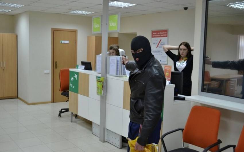 Gürcüstanda banka basqın: girov götürülənlər var - Video