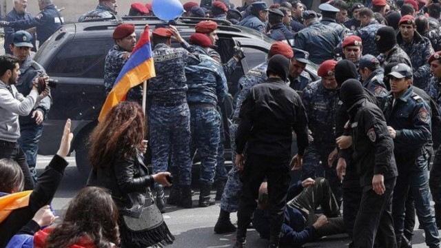 Ermənistanda etirazçılarla polis arasında qarşıdurma - Saxlanılanlar var